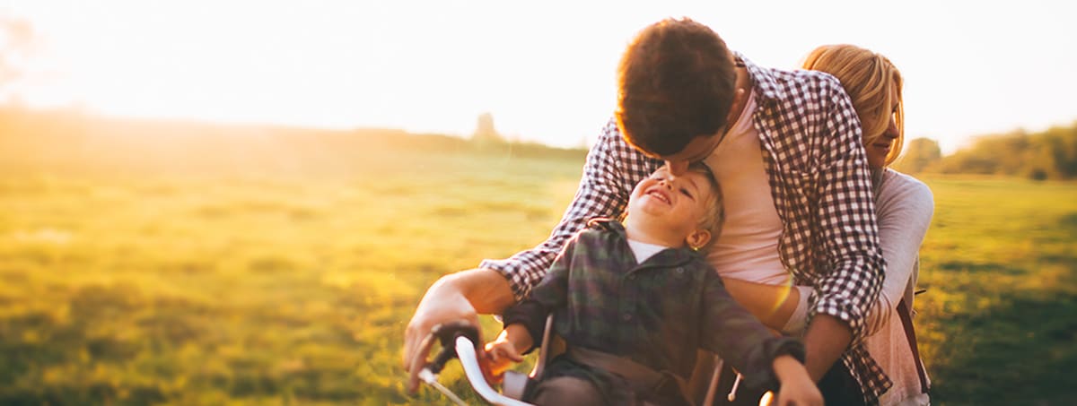 Famiglia con la bici immersi nelle campagne in un'atmosfera serena grazie alla soluzione di finanziamento Credem